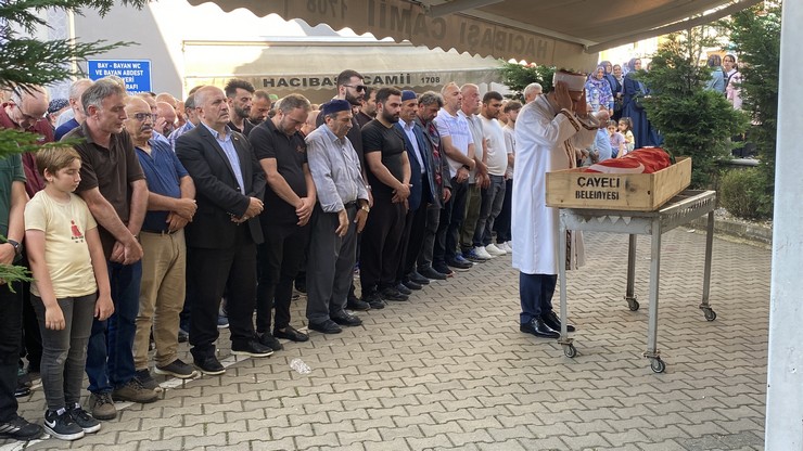 rizedeki-kazada-hayatini-kaybeden-arkadaslardan-2si-topraga-verildi-15.jpg