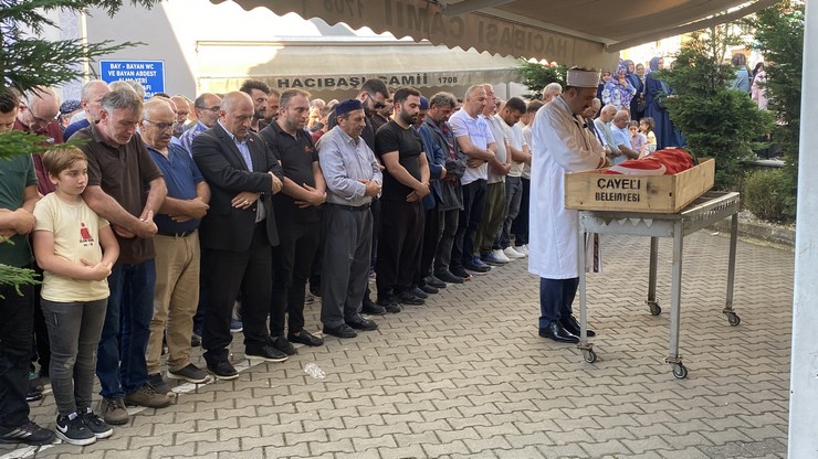 rizedeki-kazada-hayatini-kaybeden-arkadaslardan-2si-topraga-verildi-16.jpg