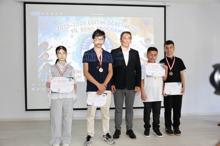 rizede-2025-2026-egitim-ogretim-yili-bugun-duzenlenen-karne-torenleriyle-resmen-sona-erdi-il-genelinde-egitim-goren-55-bin-552-ogrenci-karne-alarak-uzun-bir-yaz-tati-3.jpg