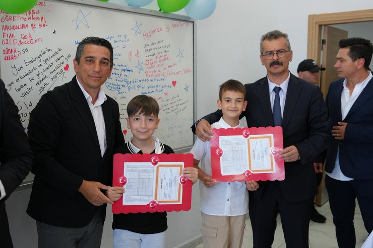 rizede-2025-2026-egitim-ogretim-yili-bugun-duzenlenen-karne-torenleriyle-resmen-sona-erdi-il-genelinde-egitim-goren-55-bin-552-ogrenci-karne-alarak-uzun-bir-yaz-tati.jpg