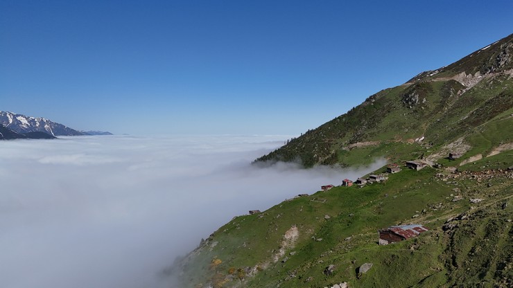 rizenin-camlihemsin-ilcesine-bagli-yuksek-kesimli-yaylalardaki-sis-denizi-dronla-kaydedildi-1.jpg