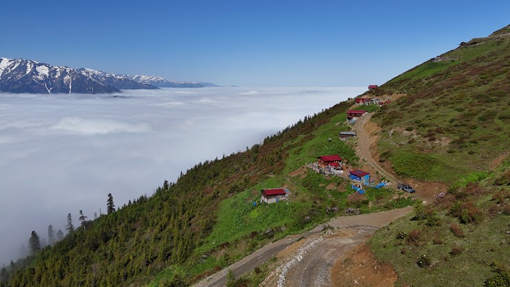 rizenin-camlihemsin-ilcesine-bagli-yuksek-kesimli-yaylalardaki-sis-denizi-dronla-kaydedildi-4.jpg