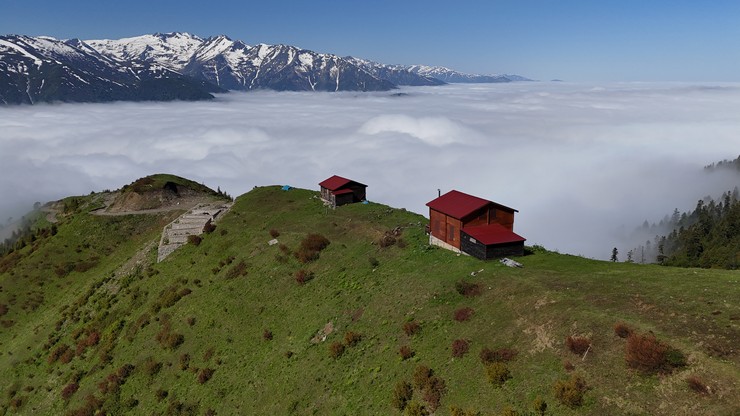 rizenin-camlihemsin-ilcesine-bagli-yuksek-kesimli-yaylalardaki-sis-denizi-dronla-kaydedildi-6.jpg
