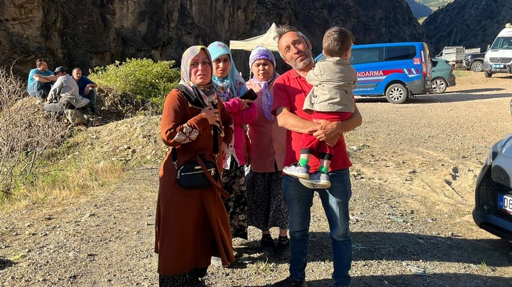 artvinin-savsat-ilcesinde-dereye-ucan-kamyonda-akintiya-kapilarak-kaybolan-baba-ve-ogulu-arama-calismalarinin-14-gununde-mecit-kayanin-cansiz-bedenine-kaza-yerinden-10.jpg