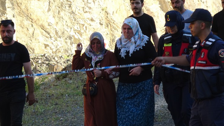 artvinin-savsat-ilcesinde-dereye-ucan-kamyonda-akintiya-kapilarak-kaybolan-baba-ve-ogulu-arama-calismalarinin-14-gununde-mecit-kayanin-cansiz-bedenine-kaza-yerinden-8.jpg