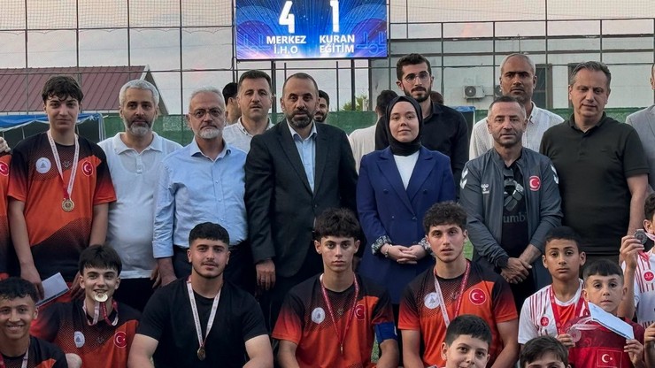 rize-hafizlik-proje-imam-hatip-ortaokulu-futbol-takimi-ust-uste-ikinci-kez-sampiyon-10.jpg