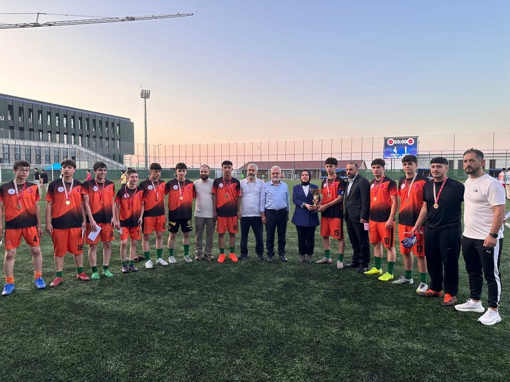 rize-hafizlik-proje-imam-hatip-ortaokulu-futbol-takimi-ust-uste-ikinci-kez-sampiyon-11.jpg