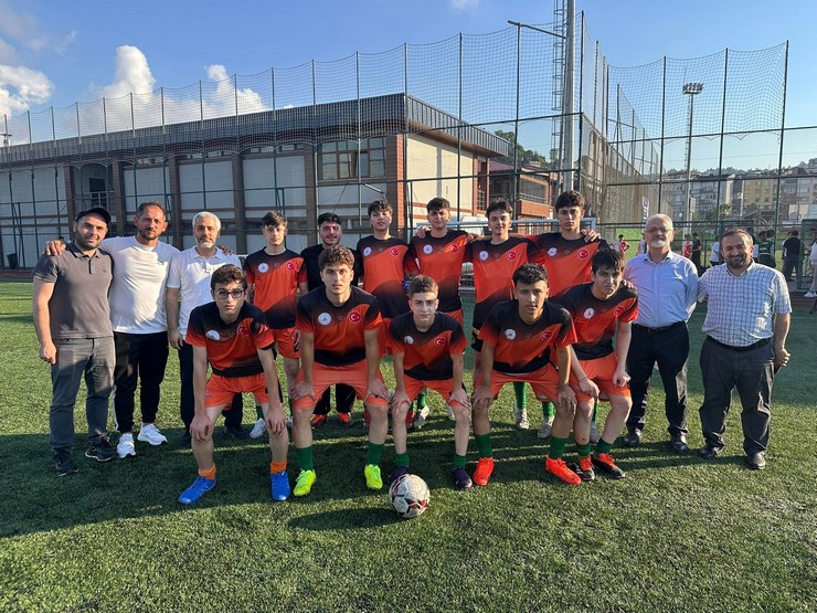rize-hafizlik-proje-imam-hatip-ortaokulu-futbol-takimi-ust-uste-ikinci-kez-sampiyon-12.jpg