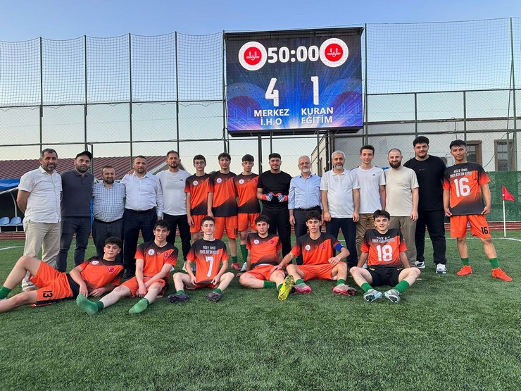 rize-hafizlik-proje-imam-hatip-ortaokulu-futbol-takimi-ust-uste-ikinci-kez-sampiyon-13.jpg