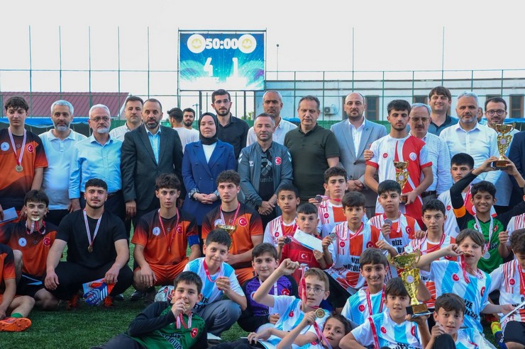 rize-hafizlik-proje-imam-hatip-ortaokulu-futbol-takimi-ust-uste-ikinci-kez-sampiyon-2.jpg