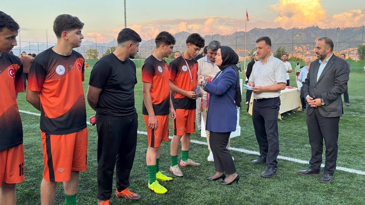 rize-hafizlik-proje-imam-hatip-ortaokulu-futbol-takimi-ust-uste-ikinci-kez-sampiyon-7.jpg