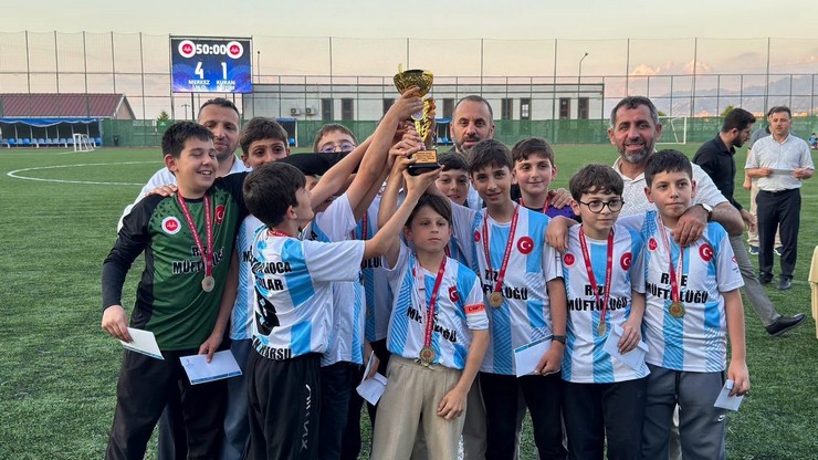 rizede-hafizlik-kuran-kurslari-arasi-futbol-turnuvasi-finali-ve-odul-toreni-gerceklestirildi-1.jpg