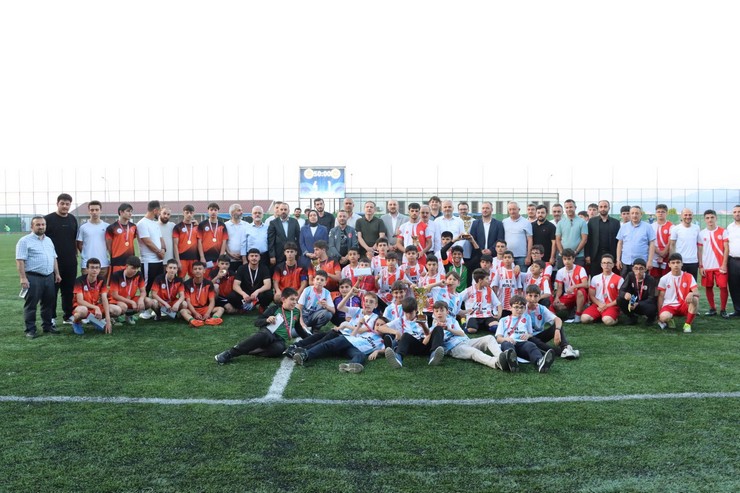 rizede-hafizlik-kuran-kurslari-arasi-futbol-turnuvasi-finali-ve-odul-toreni-gerceklestirildi-10.jpg