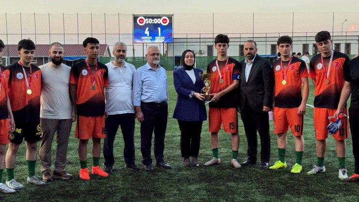 rizede-hafizlik-kuran-kurslari-arasi-futbol-turnuvasi-finali-ve-odul-toreni-gerceklestirildi-2.jpg