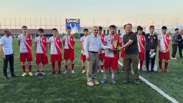 rizede-hafizlik-kuran-kurslari-arasi-futbol-turnuvasi-finali-ve-odul-toreni-gerceklestirildi-3.jpg