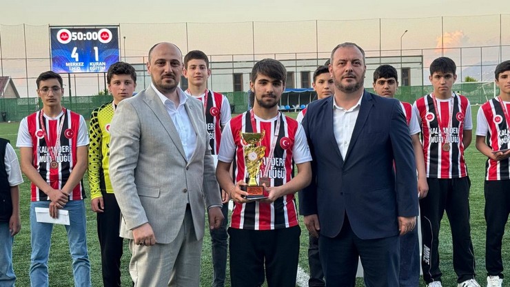 rizede-hafizlik-kuran-kurslari-arasi-futbol-turnuvasi-finali-ve-odul-toreni-gerceklestirildi-5.jpg