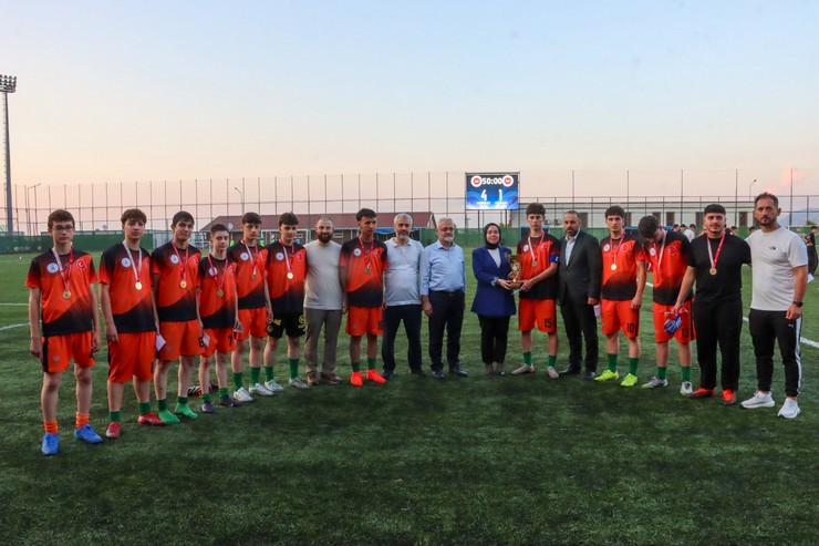 rizede-hafizlik-kuran-kurslari-arasi-futbol-turnuvasi-finali-ve-odul-toreni-gerceklestirildi-7.jpg