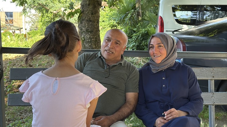 rizede-yasayan-haci-ali-sag2-ve-selime-karadas-cifti-ogullarinin-kardes-ozlemini-gidermek-icin-6-yil-once-koruyucu-aile-olduklari-kiz-cocuguna-ozenle-bakiyor-1.jpg