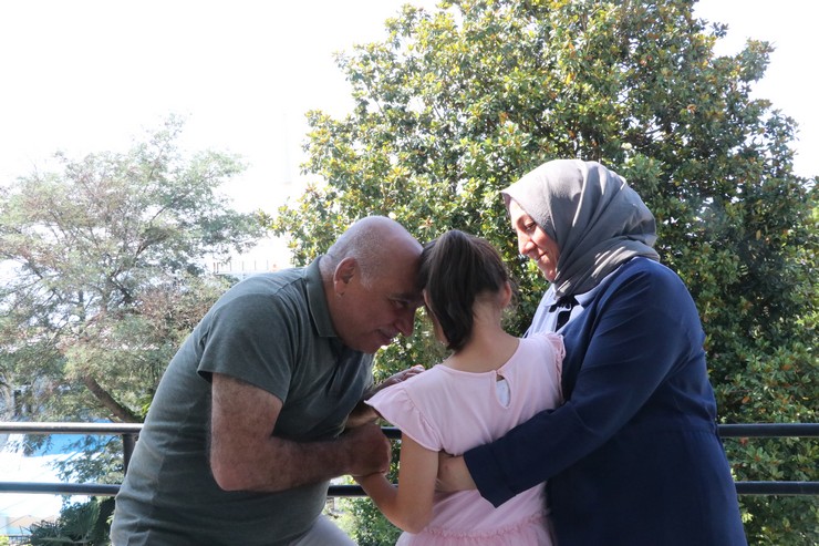 rizede-yasayan-haci-ali-sag2-ve-selime-karadas-cifti-ogullarinin-kardes-ozlemini-gidermek-icin-6-yil-once-koruyucu-aile-olduklari-kiz-cocuguna-ozenle-bakiyor-8.jpg
