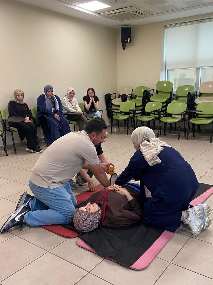 rizede-acil-saglik-hizmetleri-personeline-hizmet-ici-egitimler-devam-ediyor-3.jpg