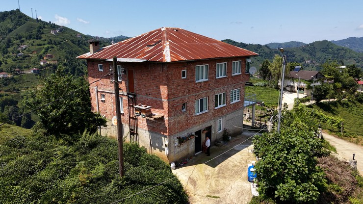 rizede-aricilikla-ugrasan-halil-ibrahim-saruhan-69-ballarini-ayilara-kaptirmamak-icin-kovanlarini-3-katli-evinin-dis-cephesine-kurdugu-platforma-yerlestirdi.jpg
