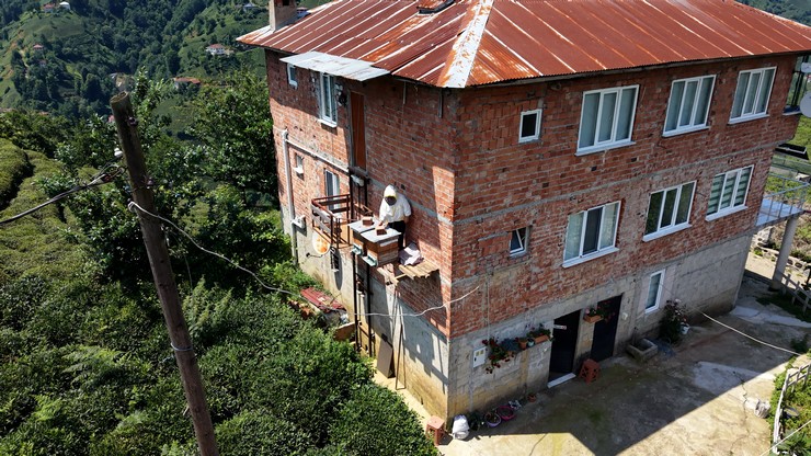 rizede-aricilikla-ugrasan-halil-ibrahim-saruhan-70-ballarini-ayilara-kaptirmamak-icin-kovanlarini-3-katli-evinin-dis-cephesine-kurdugu-platforma-yerlestirdi.jpg