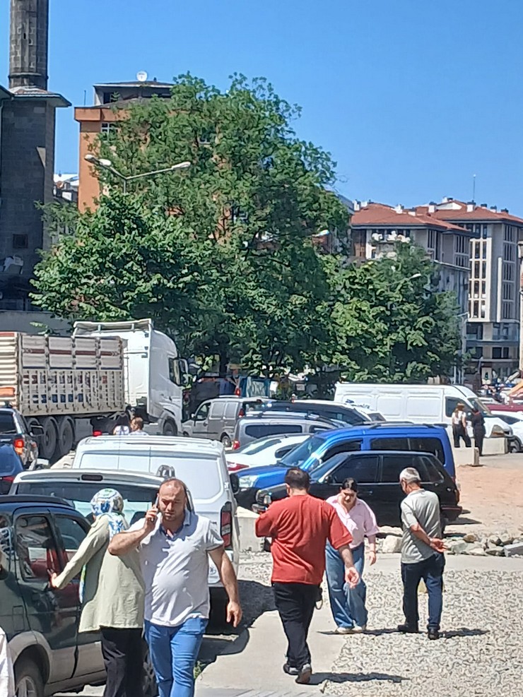 cumhurbaskani-erdoganin-memleketinde-yilan-hikayesi-bitmeyen-yol-yikilan-camiler-son-cuma-namazi-9-yil-once-dun-kilinmisti-1.jpg