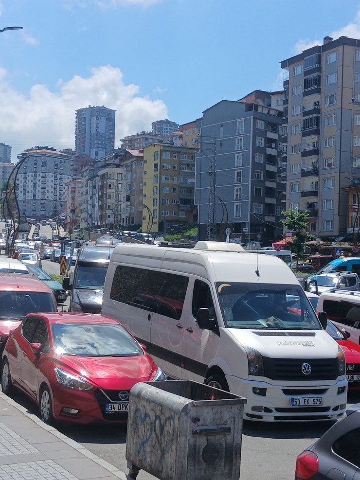 cumhurbaskani-erdoganin-memleketinde-yilan-hikayesi-bitmeyen-yol-yikilan-camiler-son-cuma-namazi-9-yil-once-dun-kilinmisti-4-001.jpg
