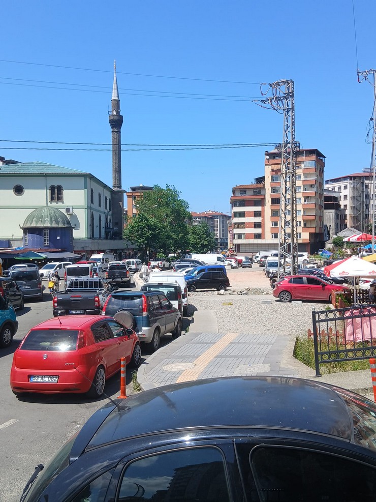 cumhurbaskani-erdoganin-memleketinde-yilan-hikayesi-bitmeyen-yol-yikilan-camiler-son-cuma-namazi-9-yil-once-dun-kilinmisti-6.jpg