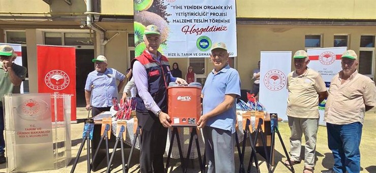rize-il-tarim-ve-orman-mudurlugu-tarafindan-yurutulen-yine-yeniden-organik-kivi-yetistiriciligi-projesi-kapsaminda-organik-kivi-ureticilerine-yonelik-malzeme-ve-ekip-3.jpg
