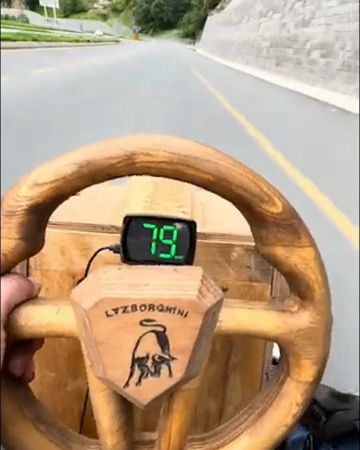 rizede-ayder-yaylasindan-tahta-arabayla-saatte-79-kilometre-hiz-yaparak-gundem-olan-ve-hakkinda-islem-baslatilan-mobilyaci-muhammet-karaman-bu-kez-tamamen-kendi-tasarim-1.jpg