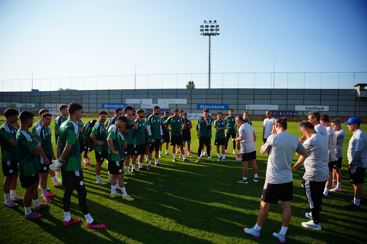 trendyol-super-lig-ekiplerinden-caykur-rizespor-2026-2027-sezonu-hazirliklarina-bugun-gerceklestirdigi-ilk-antrenmanla-basladi-8.jpg