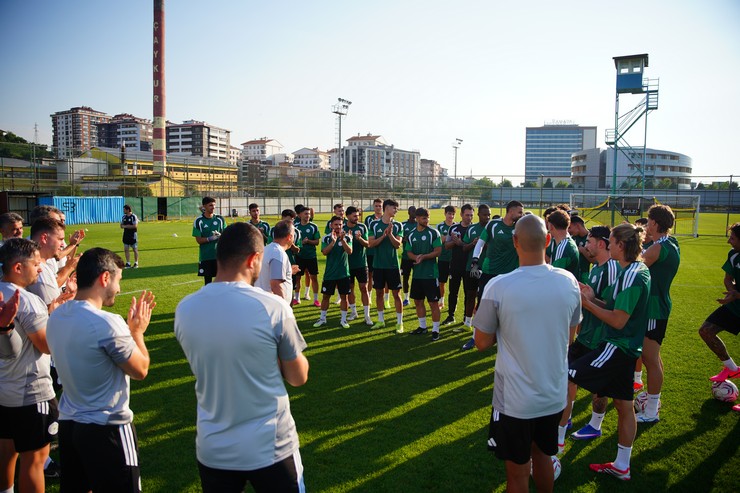 trendyol-super-lig-ekiplerinden-caykur-rizespor-2026-2027-sezonu-hazirliklarina-bugun-gerceklestirdigi-ilk-antrenmanla-basladi-9.jpg