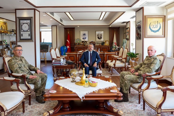 rize-valisi-ihsan-selim-baydas-4-kolordu-komutani-ve-ankara-garnizon-komutani-korgeneral-ahmet-kurumahmutu-makaminda-agirladi-1.jpg