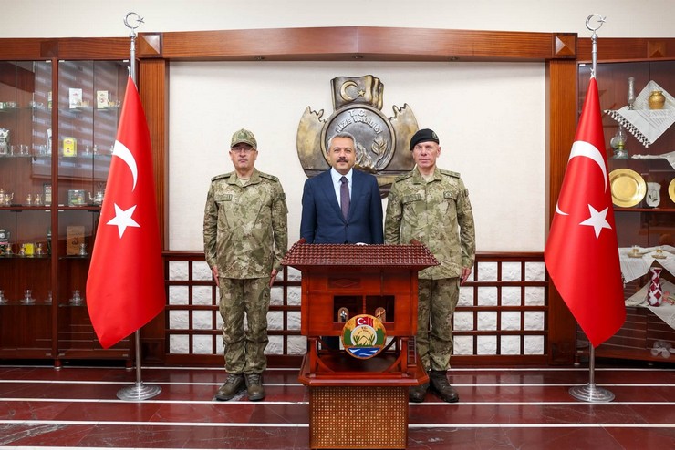 rize-valisi-ihsan-selim-baydas-4-kolordu-komutani-ve-ankara-garnizon-komutani-korgeneral-ahmet-kurumahmutu-makaminda-agirladi-2.jpg