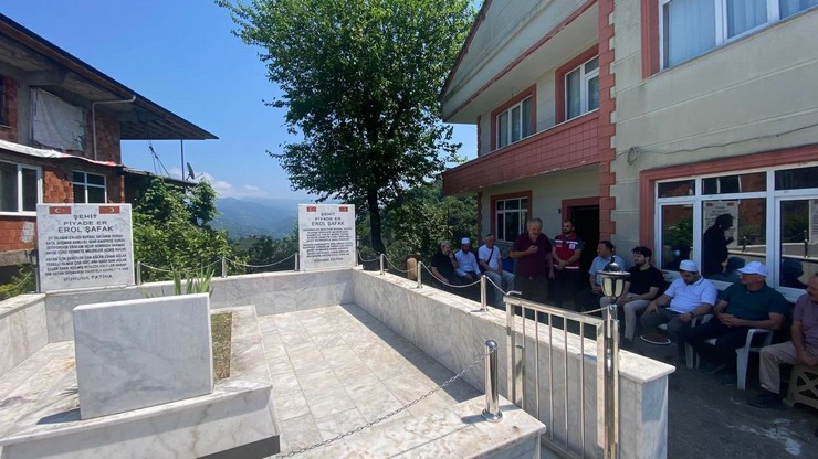 sehit-erol-safak-sehadetinin-33-yilinda-dualarla-anildi-3.jpg