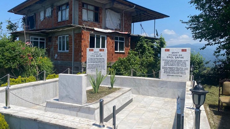 sehit-erol-safak-sehadetinin-33-yilinda-dualarla-anildi-4.jpg