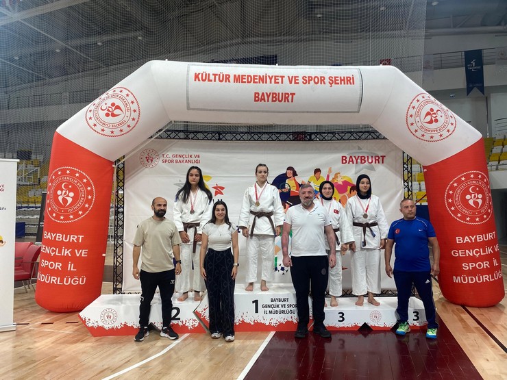 rize-genclik-ve-spor-il-mudurlugu-takimi-bayburtta-duzenlenen-analig-judo-grup-musabakalarinda-sergiledigi-ustun-performansla-4u-altin-olmak-uzere-toplam-8-madalya-k-001.jpg