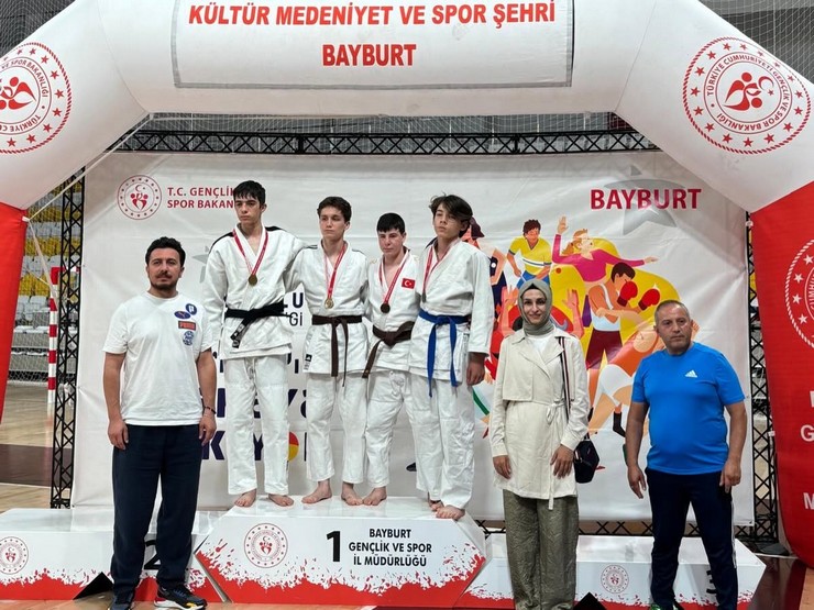 rize-genclik-ve-spor-il-mudurlugu-takimi-bayburtta-duzenlenen-analig-judo-grup-musabakalarinda-sergiledigi-ustun-performansla-4u-altin-olmak-uzere-toplam-8-madalya-k-3-001.jpg