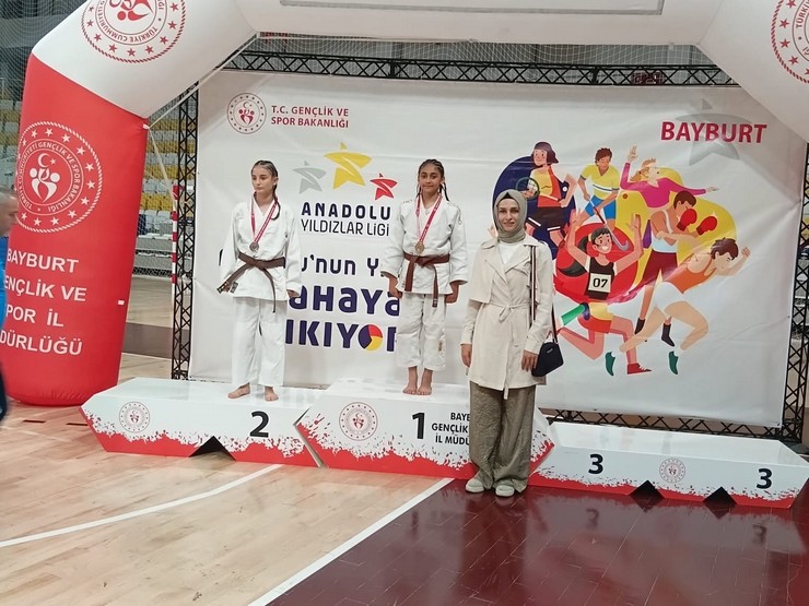 rize-genclik-ve-spor-il-mudurlugu-takimi-bayburtta-duzenlenen-analig-judo-grup-musabakalarinda-sergiledigi-ustun-performansla-4u-altin-olmak-uzere-toplam-8-madalya-k-4-002.jpg