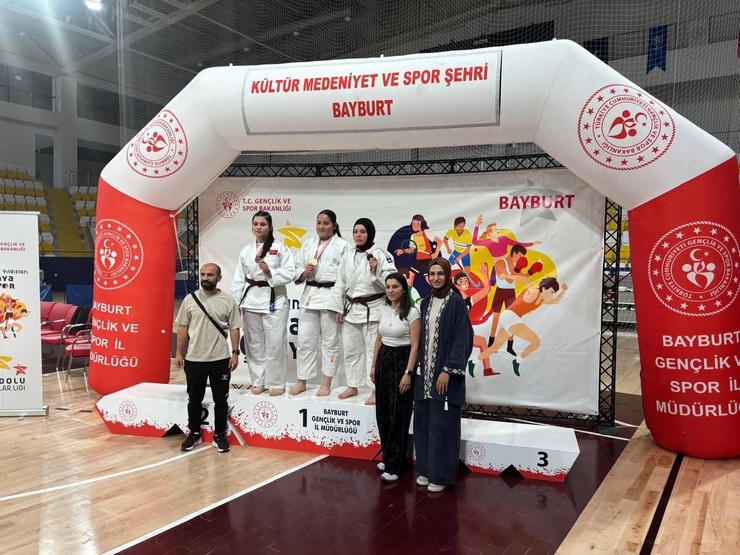 rize-genclik-ve-spor-il-mudurlugu-takimi-bayburtta-duzenlenen-analig-judo-grup-musabakalarinda-sergiledigi-ustun-performansla-4u-altin-olmak-uzere-toplam-8-madalya-k-5-001.jpg