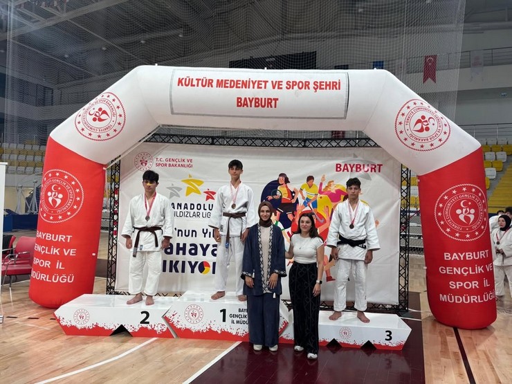 rize-genclik-ve-spor-il-mudurlugu-takimi-bayburtta-duzenlenen-analig-judo-grup-musabakalarinda-sergiledigi-ustun-performansla-4u-altin-olmak-uzere-toplam-8-madalya-k-6-002.jpg