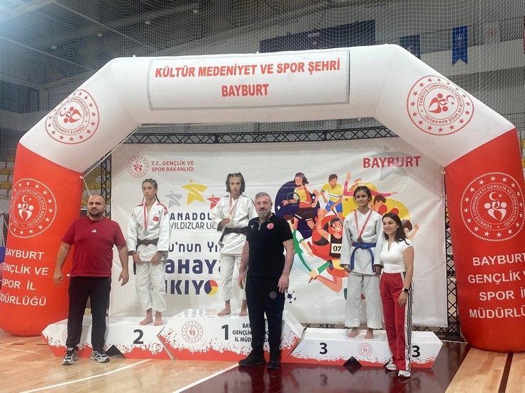 rize-genclik-ve-spor-il-mudurlugu-takimi-bayburtta-duzenlenen-analig-judo-grup-musabakalarinda-sergiledigi-ustun-performansla-4u-altin-olmak-uzere-toplam-8-madalya-k-7.jpg
