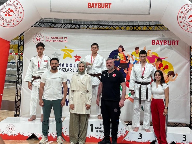 rize-genclik-ve-spor-il-mudurlugu-takimi-bayburtta-duzenlenen-analig-judo-grup-musabakalarinda-sergiledigi-ustun-performansla-4u-altin-olmak-uzere-toplam-8-madalya-k-8-001.jpg