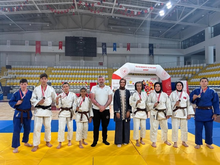 rize-genclik-ve-spor-il-mudurlugu-takimi-bayburtta-duzenlenen-analig-judo-grup-musabakalarinda-sergiledigi-ustun-performansla-4u-altin-olmak-uzere-toplam-8-madalya-k-9.jpg