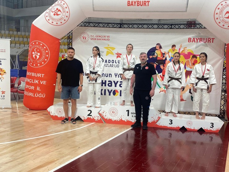 rize-genclik-ve-spor-il-mudurlugu-takimi-bayburtta-duzenlenen-analig-judo-grup-musabakalarinda-sergiledigi-ustun-performansla-4u-altin-olmak-uzere-toplam-8-madalya-kaz-1.jpg