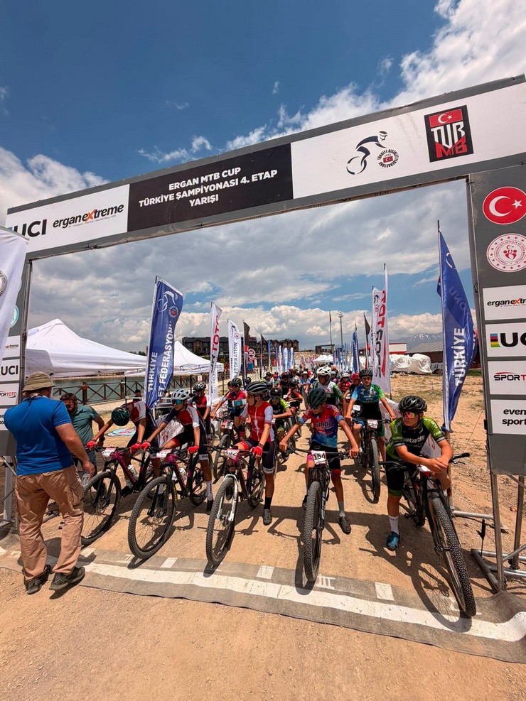 rizenin-altin-pedallari-erzincandan-cifte-sampiyonluk-cikti-5.jpg