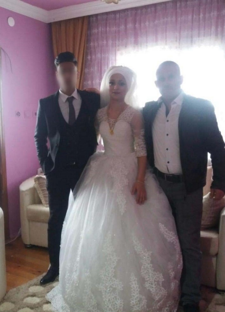 trabzonda-yolun-karsisina-gecerken-otomobilin-carpmasi-sonucu-hayatini-kaybeden-2-cocuk-annesi-sevim-tugce-can-demirin-24-4-yil-once-bosandigi-esi-i-e-25-velayet.jpg
