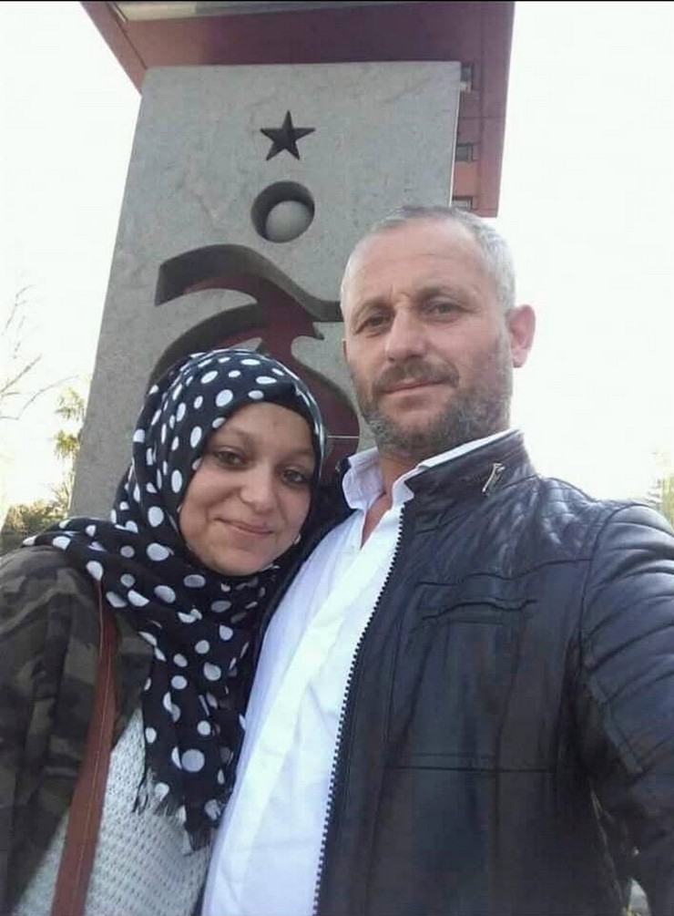 trabzonda-yolun-karsisina-gecerken-otomobilin-carpmasi-sonucu-hayatini-kaybeden-2-cocuk-annesi-sevim-tugce-can-demirin-27-4-yil-once-bosandigi-esi-i-e-25-velaye.jpg