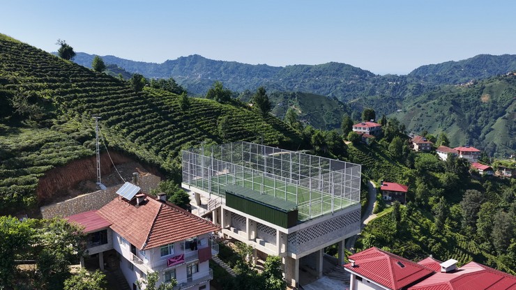 rize-cayeli-buyukkoyde-duz-alan-bulamayinca-cay-alim-yerinin-ustu-hali-saha-oldu-1.jpg